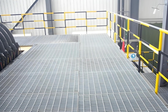 실버 톱니 모양 평평 바 발로 산업 배수기 덮개용 철강 다리 Grating Walkway