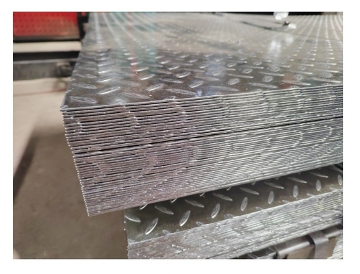 뜨거운 딥 galvanized 패턴 플레이트 2.3 * 1250mm 1000-1500mm 너비와 ± 5% 관용