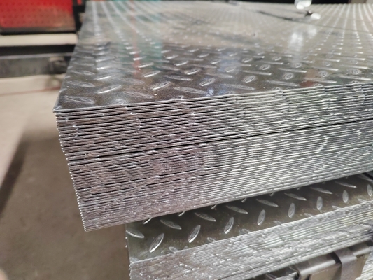 ISO9001 인증을 받은 DX51D 진열 패턴 철강판 5.75*1250mm Z41-Z60 코팅